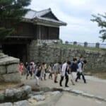 社員旅行 古城跡観光の一風景
